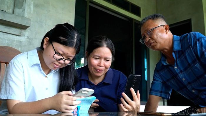 Thí sinh và người nhà tra cứu điểm thi trên hệ thống.