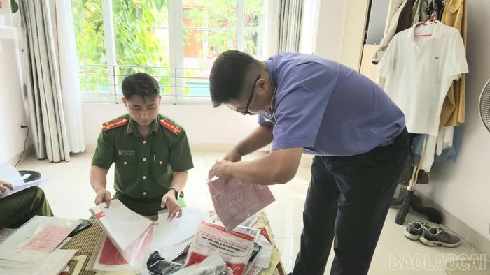 Cơ quan CSĐT thi hành Lệnh khám xét nơi ở của các đối tượng.