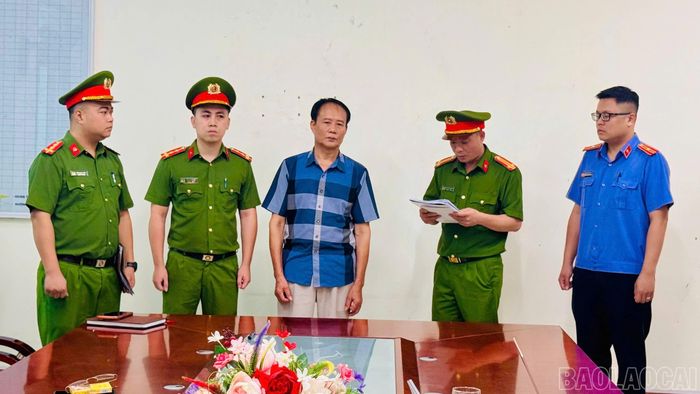 Cơ quan CSĐT thi hành Lệnh bắt bị can để tạm giam đối với Phạm Văn Viết.