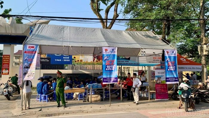 Lực lượng công an, giáo viên, đoàn viên thanh niên và các nhà hảo tâm đang chung tay tạo nên một mùa thi an toàn, nhân văn.