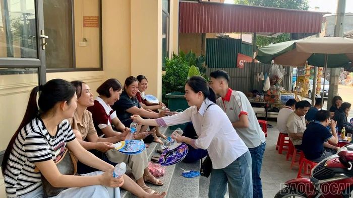 Các doanh nghiệp, nhà hảo tâm hỗ trợ nước, khăn mát giúp các bậc phụ huynh vơi bớt lo lắng trong thời gian chờ các sĩ tử thi.