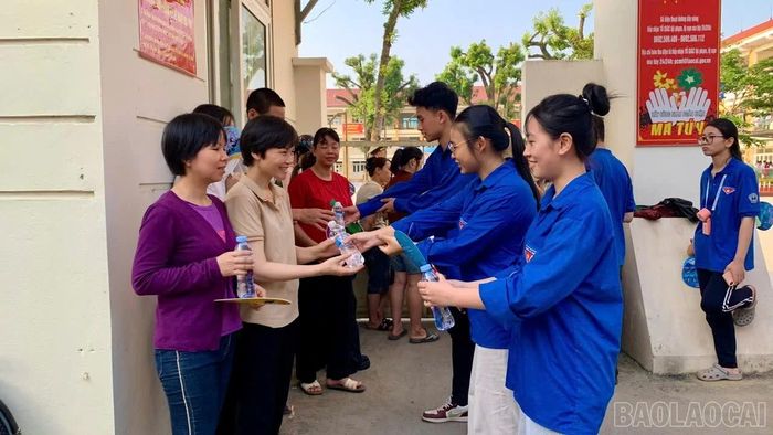 Sự nhiệt tình của các tình nguyện viên là động lực lớn giúp phụ huynh và học sinh vơi bớt áp lực kỳ thi.