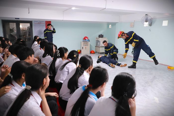 Cảnh sát PCCC và CNCH hướng dẫn học sinh kỹ năng sơ cứu người bị nạn trong tình huống khẩn cấp
