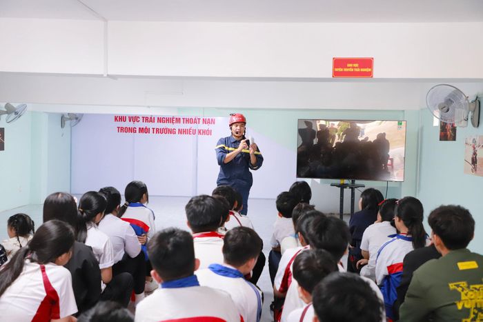 Cảnh sát PCCC và CNCH hướng dẫn học sinh sử dụng các vật dụng y tế để sơ cấp cứu người bị nạn