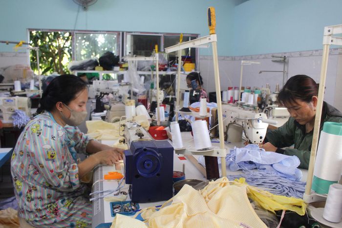 Xưởng may gia công tại nhà của chị Lên