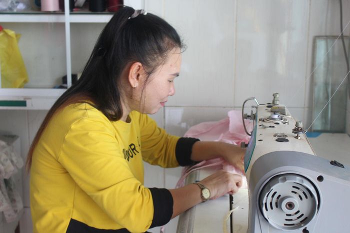 May gia công tạo việc làm cho nhiều phụ nữ nông thôn