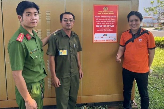 Công an phường Phú Thủy phối hợp với các đoàn thể dán niêm yết bảng thông tin công khai số điện thoại đường dây nóng