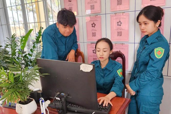 Lực lượng dân quân tự vệ tham gia hỗ trợ người dân làm thủ tục tại TTPVHCC của xã