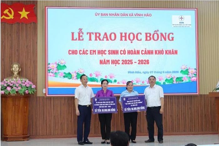 Lãnh đạo NMNĐ Vĩnh Tân 4 trao các bảng tượng trưng hỗ trợ Quỹ Khuyến học xã Vĩnh Hảo