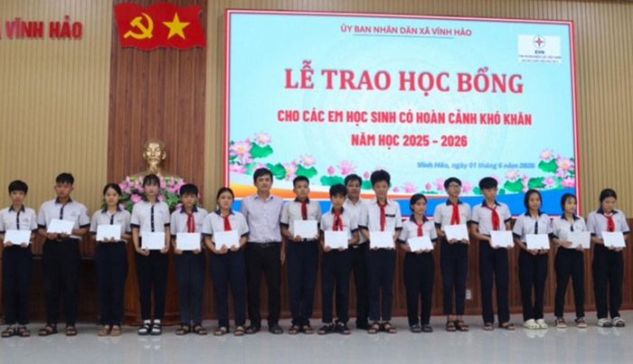 Học sinh hoàn cảnh khó khăn xã Vĩnh Hảo được nhận học bổng