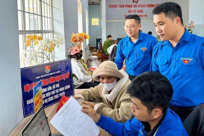Đoàn viên là một trong những lực lượng chính tham gia tuyên truyền phong trào "Bình dân học vụ số" trên địa bàn các xã, phường vùng sâu