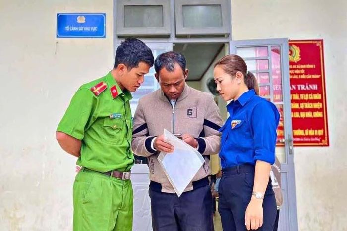 Cùng với các lực lượng, Tỉnh đoàn đã thành lập 131 đội hình “Bình dân học vụ số” với 1.813 tình nguyện viên tham gia tuyên truyền và hỗ trợ người dân nâng cao năng lực số thời gian qua