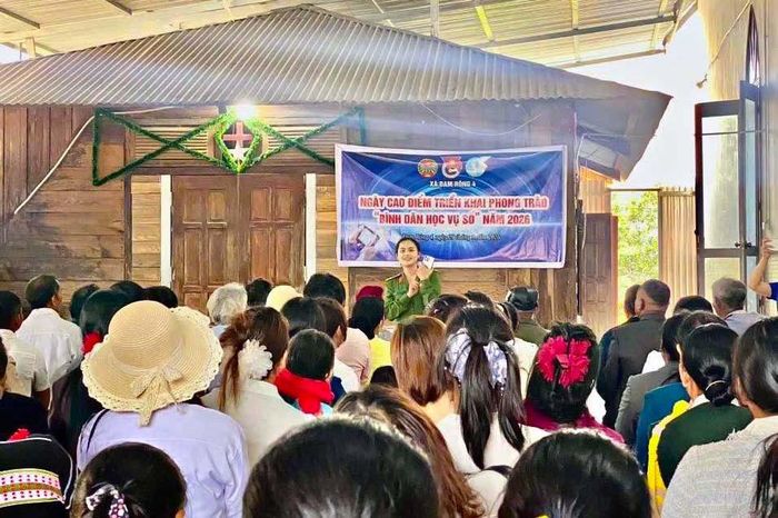 Công an xã Đam Rông 4 phối hợp với Hội Phụ nữ, Đoàn Thanh niên tổ chức buổi tuyên truyền "bình dân học vụ số" cho người dân