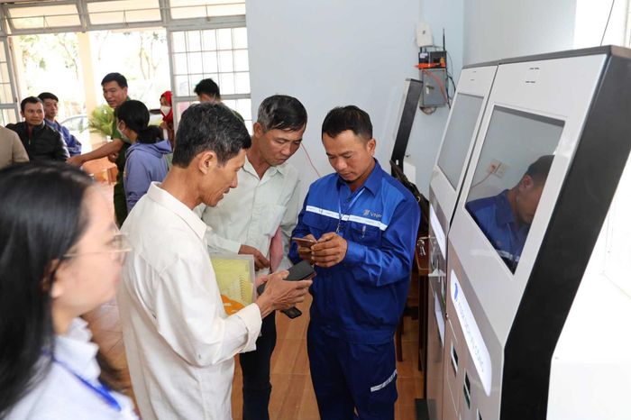 Hướng dẫn cho người dân thực hiện các thủ tục hành chính trên điện thoại tại xã vùng xa Tà Hine