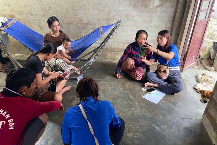 Đoàn viên, thanh niên xã Đạ Tẻh tới tận nhà để hỗ trợ người dân sử dụng VNeID, các ứng dụng cơ bản trên điện thoại