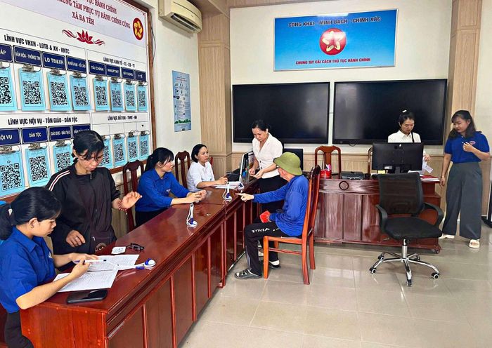 Hỗ trợ người dân, đặc biệt là người cao tuổi làm các thủ tục công trực tuyến trên nền tảng số đang phát huy hiệu quả