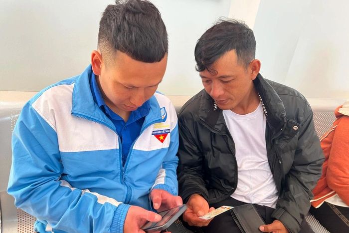 Một người dân được thành viên Tổ công nghệ cộng đồng xã Lạc Dương hỗ trợ, xử lý hồ sơ, thủ tục về đất đai