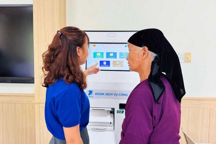 Hàng trăm tổ công nghệ cộng đồng trên địa bàn các xã, phường, đặc khu túc trực tại Trung tâm Phục vụ hành chính công cơ sở để hỗ trợ người dân