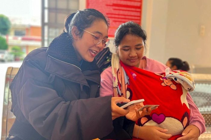 Chị A Dắt K Lê Vơ, thành viên Tổ công nghệ cộng đồng xã Lạc Dương hỗ trợ người dân thực hiện thủ tục khai sinh