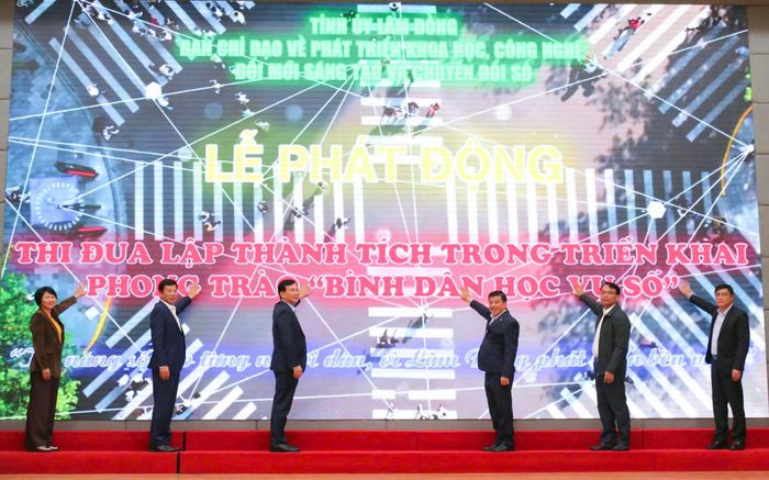 Các đồng chí trong Ban Chỉ đạo tỉnh về phát triển khoa học, công nghệ, đổi mới sáng tạo và chuyển đổi số bấm nút phát động thi đua lập thành tích phong trào “Bình dân học vụ số". Ảnh: Hạ Chúc