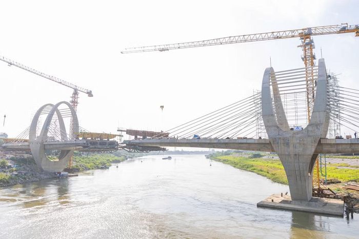 Cầu đường bộ mới có chiều dài 382m, rộng 18,5m, thiết kế dây văng với vận tốc tối đa 80 km/h và quy hoạch hoàn chỉnh 6 làn xe.