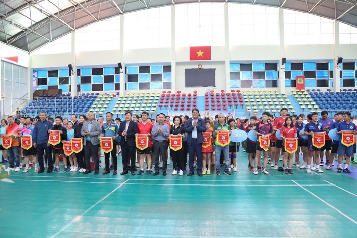 Ban Tổ chức trao cờ lưu niệm cho các đoàn tham dự