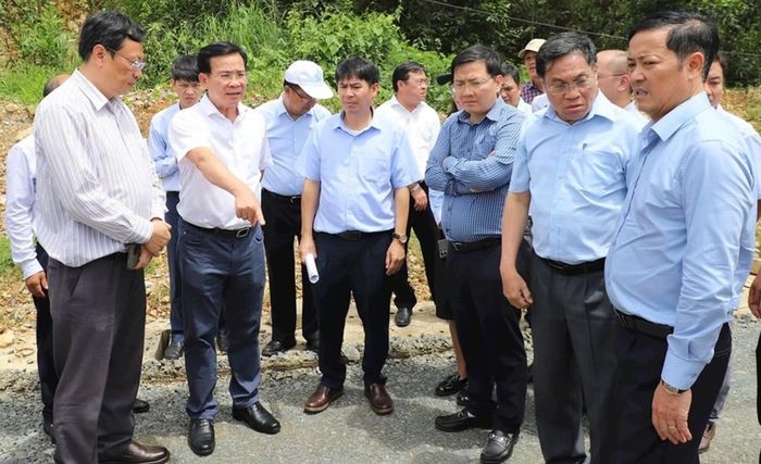 Ủy viên Ban Chấp hành Trung ương Đảng, Phó Bí thư Tỉnh ủy, Chủ tịch UBND tỉnh Hồ Văn Mười đang chỉ đạo tại hiện trường dự án