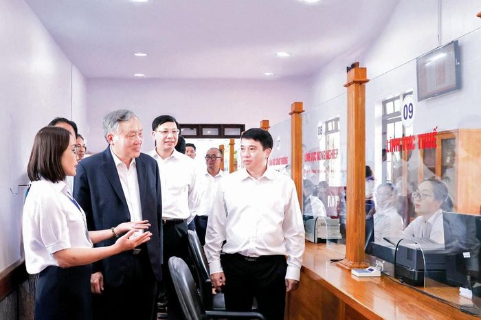 Nguyên Ủy viên Bộ Chính trị, nguyên Phó Thủ tướng Thường trực Chính phủ Nguyễn Hòa Bình cùng đồng chí Y Thanh Hà Niê Kđăm, Ủy viên Ban Chấp hành Trung ương Đảng, Bí thư Tỉnh ủy, Trưởng Đoàn ĐBQH tỉnh kiểm tra hoạt động tại xã Đức Trọng