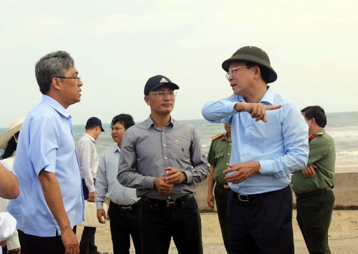 Ủy viên Ban Chấp hành Trung ương Đảng, Phó Bí thư Tỉnh ủy, Chủ tịch UBND tỉnh Hồ Văn Mười trao đổi với ông Nguyễn Minh, Phó Chủ tịch UBND tỉnh về một dự án ven biển