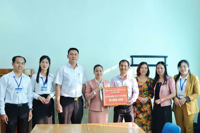 Đoàn trao tặng hỗ trợ tại điểm thi THPT Huỳnh Thúc Kháng
