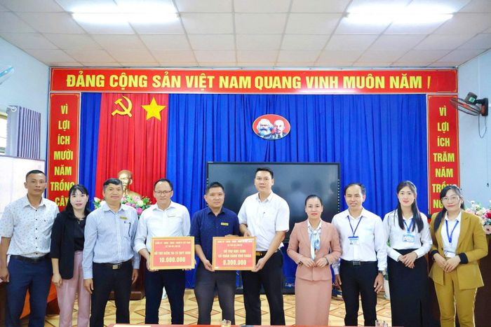 Đoàn trao hỗ trợ điểm thi Trường THPT Tân Hà và hỗ trợ học sinh có hoàn cảnh khó khăn của trường