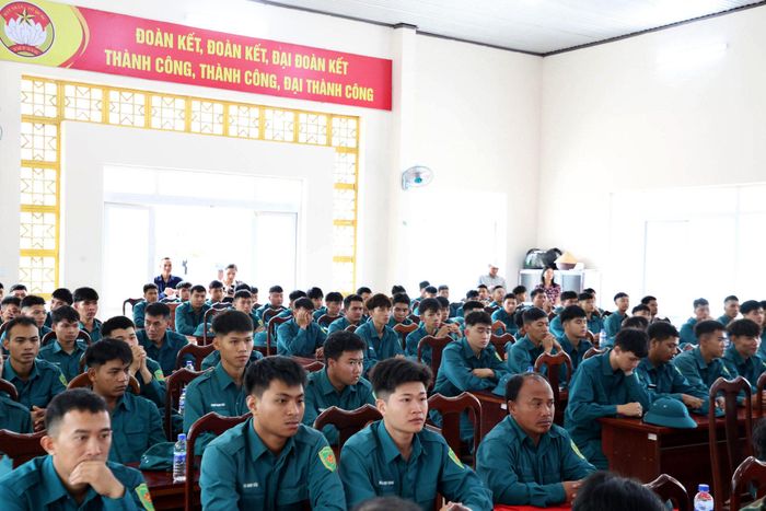 Bộ CHQS tỉnh Lâm Đồng huy động 100 cán bộ, chiến sĩ tham gia hỗ trợ xây dựng trường