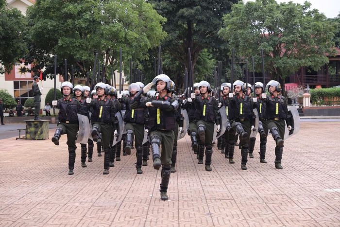 Chiến sĩ nghĩa vụ tại Trung đoàn CSCĐ Tây Nguyên số 7 duyệt đội ngũ
