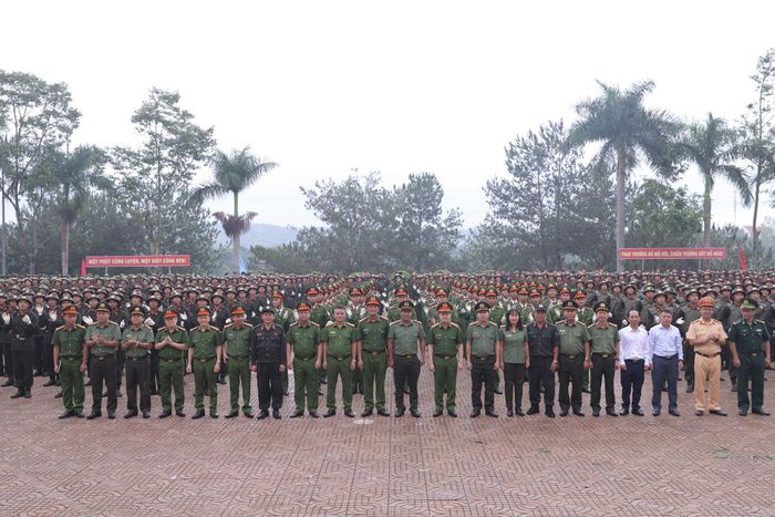 Các đồng chí đại biểu dự buổi lễ