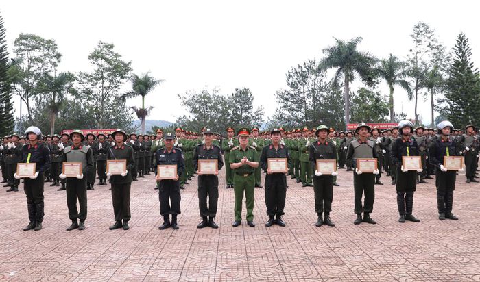 Trung tướng Nguyễn Ngọc Vân, Ủy viên Ban Thường vụ Đảng ủy Công an Trung ương, Tư lệnh CSCĐ, Bộ Công an trao Giấy khen cho tập thể, cá nhân có thành tích xuất sắc