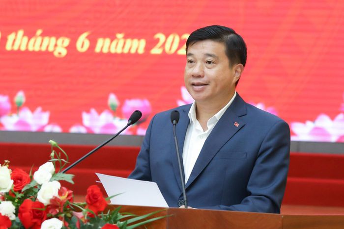 Đồng chí Y Thanh Hà Niê Kđăm, Ủy viên Ban Chấp hành Trung ương Đảng, Bí thư Tỉnh ủy, Trưởng Đoàn ĐBQH tỉnh Lâm Đồng phát biểu tại hội nghị
