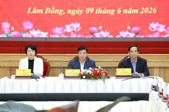 Các đồng chí chủ trì hội nghị