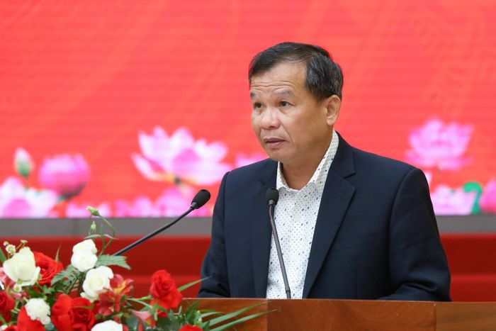 Đồng chí Lê Minh Quang, Phó Trưởng Ban Tuyên giáo và Dân vận Tỉnh ủy báo cáo tại hội nghị