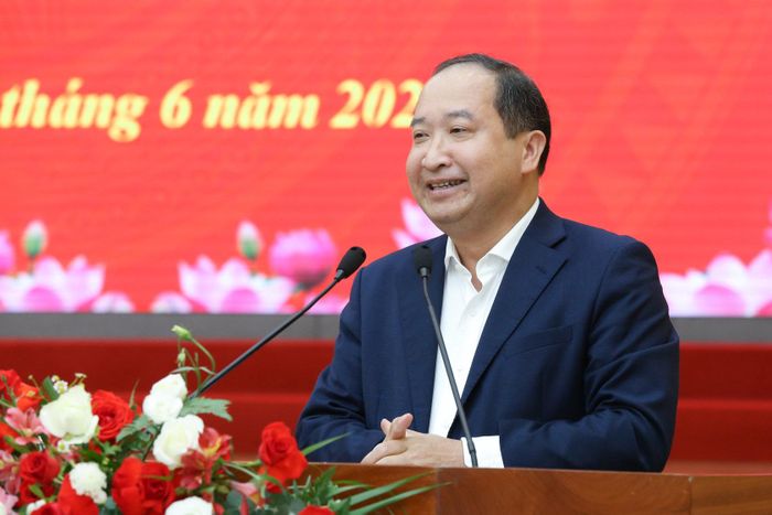 Đồng chí Vy Tư Liệu, Vụ trưởng Vụ Đoàn thể nhân dân, Ban Tuyên giáo và Dân vận Trung ương phát biểu tại hội nghị