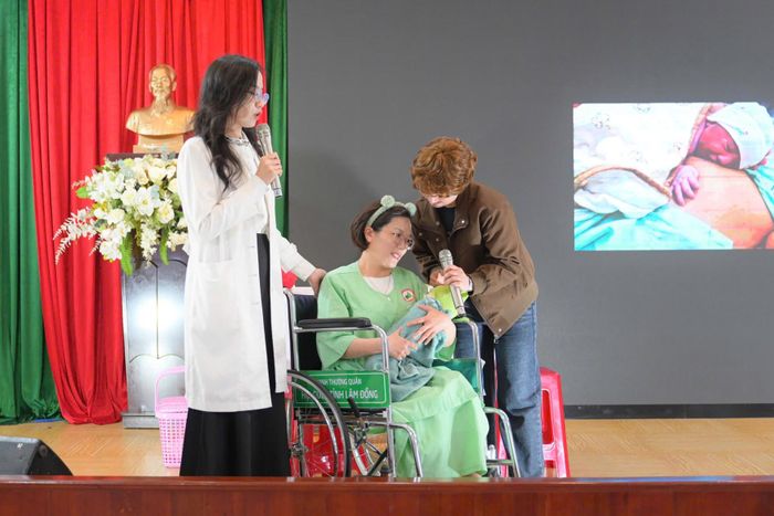 Phần thi khởi động với các tiết mục giới thiệu đơn vị, tuyên truyền về công tác chăm sóc sức khỏe bà mẹ và trẻ em