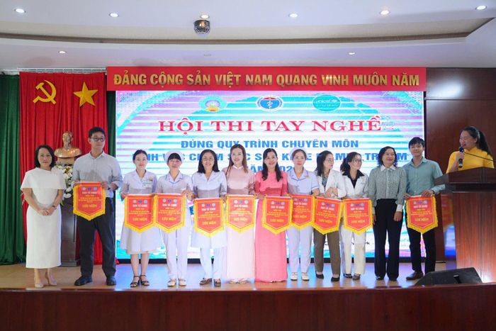 Ban Tổ chức trao cờ lưu niệm cho các đội tham gia Hội thi tay nghề chuyên môn năm 2026