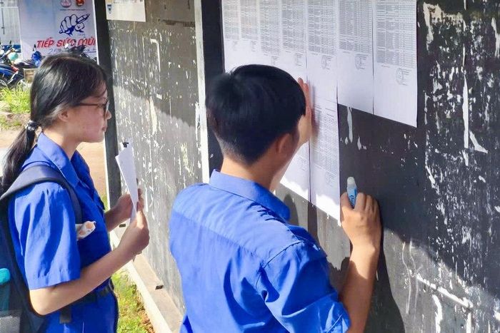 Lực lượng thanh niên tình nguyện Trường THPT Hàm Thuận Nam tham gia dán danh sách thí sinh dự thi