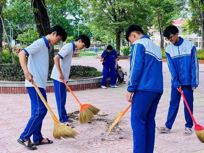 Đoàn viên, thanh niên tham gia dọn dẹp vệ sinh trong khuôn viên điểm thi