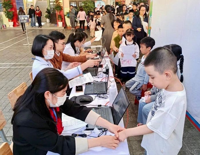 Trung tâm Y tế khu vực Đà Lạt tổ chức khám sức khỏe cho học sinh Trường Tiểu học Phan Như Thạch (phường Lâm Viên - Đà Lạt)