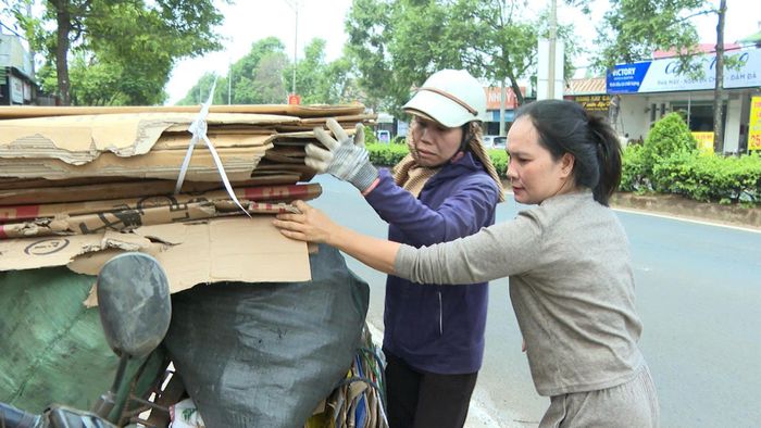 Trong cảnh thuê nhà trọ, chị Lan - mẹ Bích Chi mưu sinh bằng nghề thu mua ve chai để mưu sinh và chạy chữa bệnh cho con gái (Ảnh: Xuân Trí)