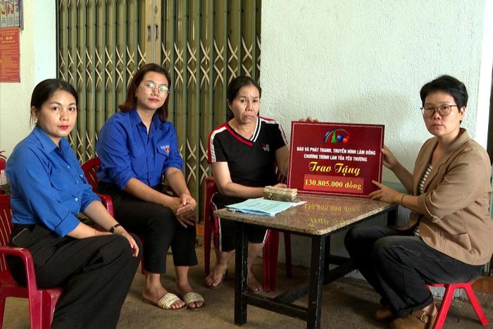 Chương trình Lan tỏa yêu thương - Báo và Phát thanh, Truyền hình Lâm Đồng trao số tiền 130.805.000 đồng cho chị Nguyễn Thị Thúy Lan - mẹ bé Bích Chi (Ảnh: Xuân Trí)
