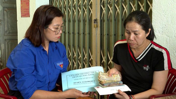 Đoàn xã Kiến Đức trao hỗ trợ cho gia đình bé Bích Chi (Ảnh: Xuân Trí)