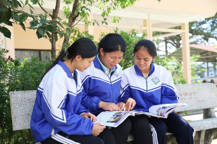 Học sinh Trường Phổ thông Dân tộc nội trú THCS và THPT tỉnh Lâm Đồng ôn tập trước kỳ thi tốt nghiệp