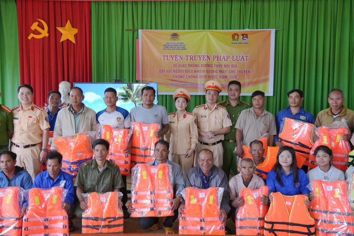 Trao tặng 50 áo phao cho người dân