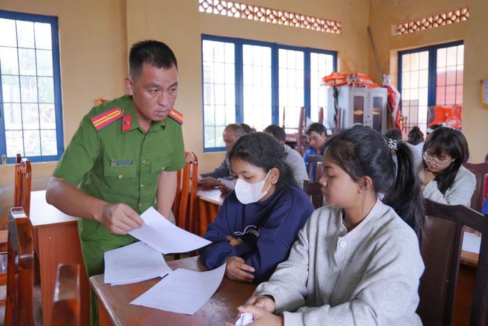 Lực lượng công an phát pa nô áp phích, với cam kết chấp hành các quy định pháp luật cho người dân, đặc biệt là những người lái xuồng vỏ lãi